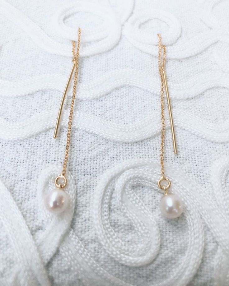 White freshwater real pearl 5,5-6,5mm drop earrings in gold plated silver 925 chain. White Long Drop Pearl Earrings In 14k Gold, White Long Drop Pearl Earrings In 14k Gold Filled, White Pearl Chain Gold-plated Earrings, White Gold Plated Earrings With Pearl Chain, White Gold Plated Pearl Chain Earrings, Minimalist Yellow Gold Drop Pearl Earrings, White Gold-plated Dangle Pearl Earrings, White Gold Plated Dangle Pearl Earrings, Elegant 14k Gold Filled Pearl Drop Threader Earrings