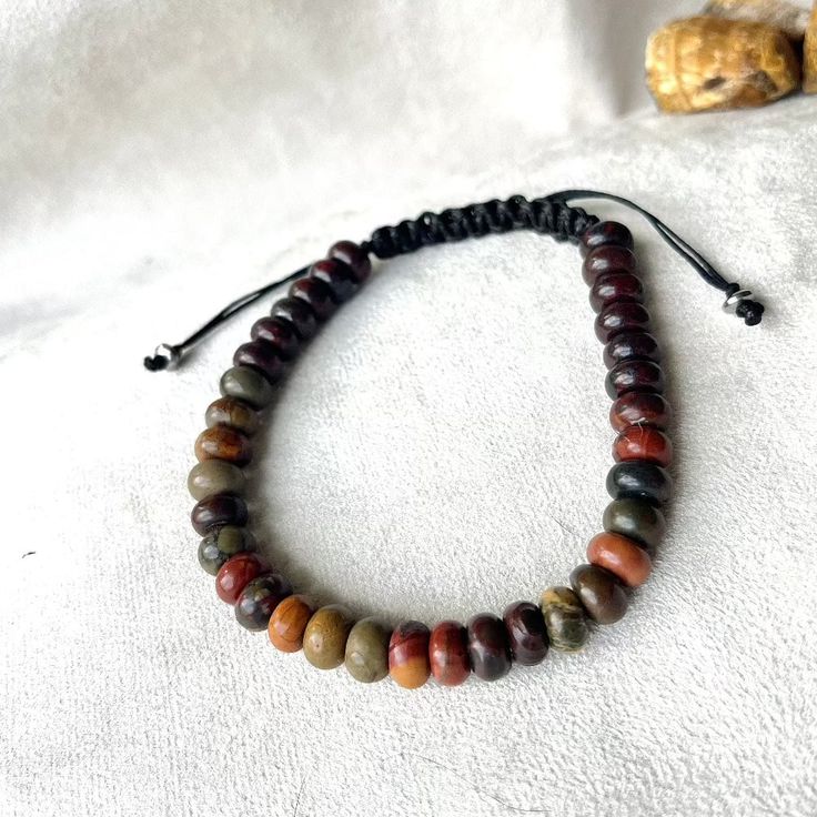 Bracciale legato in Eliotropio e Diaspro
Composto ed annodato interamente a mano con pietre naturali, non trattate o colorate.
Composizione: pietre naturali a rodnelle da 8 mm. Lega senza nichel e piombo e filo super resistente.


*** Si prega di indicare nelle note dell'ordine la misura del polso (cioè la circonferenza esatta del polso, non la lunghezza del braccialetto desiderata). Se non puoi misurarlo adesso o dimentichi di inserirlo nelle note, non preoccuparti: te lo chiederemo in seguito Handmade Earthy Beaded Bracelets For Healing, Adjustable Agate Beaded Bracelets, Adjustable Agate Beaded Bracelets In Holistic Style, Spiritual Braided Bracelets With Round Natural Stones, Spiritual Hand Knotted Bracelets With Round Beads, Adjustable Hand Knotted Bracelets As Gift, Spiritual Healing Braided Bracelets With Gemstone Beads, Adjustable Hand Knotted Bracelets For Gifts, Earthy Gemstone Beads Bracelets For Meditation