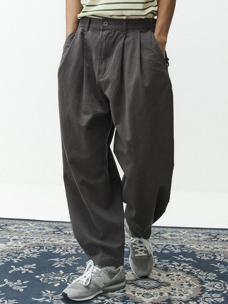 This is a casual and comfortable balloon pants that is made out of sturdy cotton 100% fabric. With soft touch of the fabric, adjustable snaps on the hem, and double tuck on the waistband, it can be easily styled for your daily outfit.- Washed cotton twill fabric for soft touch- Adjustable snaps on the hem- Two tucks on the waistband Cotton Harem Pants With Pockets For Fall, Cotton High-waisted Cargo Pants, Cotton Cargo Pants With Loosely Fitted Hips, High-waisted Cotton Harem Pants With Relaxed Fit, Relaxed Fit High-waisted Cotton Harem Pants, Solid Cotton Harem Pants For Fall, Gray Cotton Parachute Pants With Relaxed Fit, Relaxed Fit Gray Cotton Parachute Pants, Relaxed Fit Cotton Parachute Pants In Gray