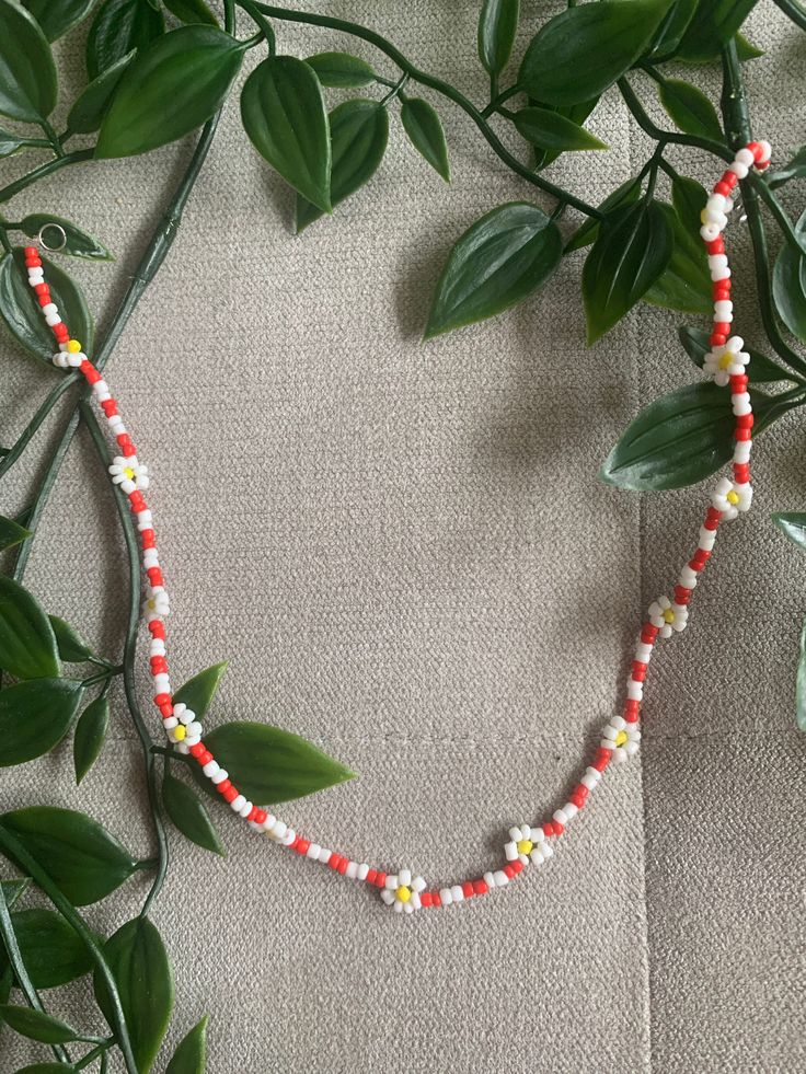 Blümchen Kette in Rot, weiß Gelb  inspiriert vom Y2K Style  Selbst Hergestellt  Kann auf Nachfrage auch personalisiert in anderen Farben oder als Armband  hergestellt werden :) Trendy White Necklace For Spring, Handmade White Beaded Necklaces For Spring, Handmade White Beaded Necklace For Spring, Playful White Handmade Necklace, Playful Handmade White Necklace, Customized Adjustable White Beaded Necklace, White Beach Necklaces For Spring, White Playful Beaded Necklaces For Summer, Playful White Beaded Necklaces For Summer