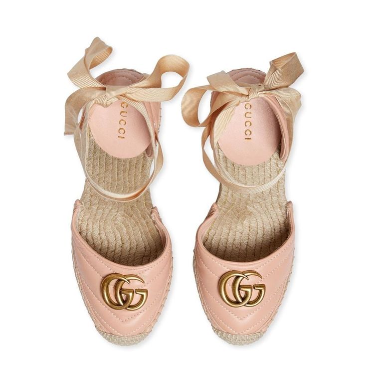 The Gucci collection is the pinnacle of Italian craftsmanship and attention to detail as seen in these dusty pink Leather platform espadrilles. Featuring an almond toe, a branded insole, a high wedge heel, a grosgrain lace-up closure and a gold-tone double G logo on the front.Round toeBraided raffia wedge heelTie-fastening ankle strapSignature interlocking GG logo Quilted finishComposition: Leather 100%, Raffia 100%Lining: Leather 100%Sole: Rubber 100%Made in Italy Calm Life, Shoes Game, Double G Logo, Gucci Collection, G Logo, High Wedges, Platform Espadrilles, Italian Craftsmanship, Gg Logo