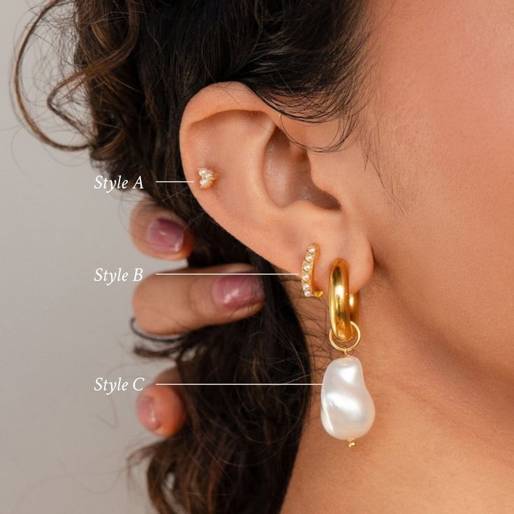 Agregue un toque de elegancia a su conjunto de bodas con nuestro juego de aretes de perlas barrocas. Seleccione entre Trio Pearl Studs, sofisticados Pearl Huggie Aretes o elegantes Pearl Drop Hoops. ¡O opta por los tres pares para lograr una belleza atemporal en cada conjunto!

 SKU: RR-ER258, RR-ER008, RR-ER451, BB-EB048

 Detalles de producto





 Material: Plata de Ley 925




 Finalizar: Oro 18K ∙ Plata de ley




 Estilos destacados



 Estilos y dimensiones destacados (todos se venden en Elegant Gold Plated Dangle Huggie Earrings, Classic Teardrop Huggie Earrings For Wedding, Wedding Gold Plated Hoop Earrings With Pearl Drop, Hoop Earrings With Plating For Wedding, Elegant Gold-plated Huggie Earrings With Pearl Drop, Elegant Gold Plated Huggie Pearl Earrings, Elegant Pierced Huggie Earrings, Elegant Gold Plated Huggie Earrings With Pearl Drop, Gold Teardrop Huggie Earrings For Wedding