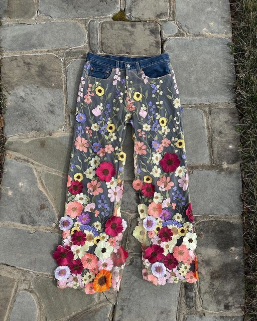 Lace On Jeans Diy, Jeans Flowers Diy, Sewing Flowers On Jeans, Flower Embroidery Pants, Embellished Jeans Outfit, Flower Jeans Outfit, Embroidery Inspiration Jeans, Embroidery Designs On Jeans, Hand Embroidery Jeans