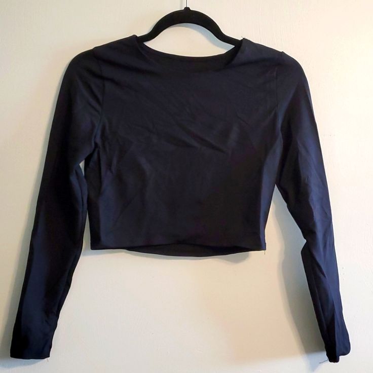 Love This Simple Top. Made As A Workout Top, But Simple Enough To Transition Out Of The Gym. Pet-Friendly, Smoke-Free Home. Fast Shipper. Top-Rated Seller. Considering All Reasonable Offers. Long Sleeve Cotton Crop Top For Night Out, Black Long Sleeve Crop Top For Workout, Fitted Black Workout Top, Simple Top, A Workout, Long Sleeve Crop, Long Sleeve Crop Top, Top Rated, The Gym