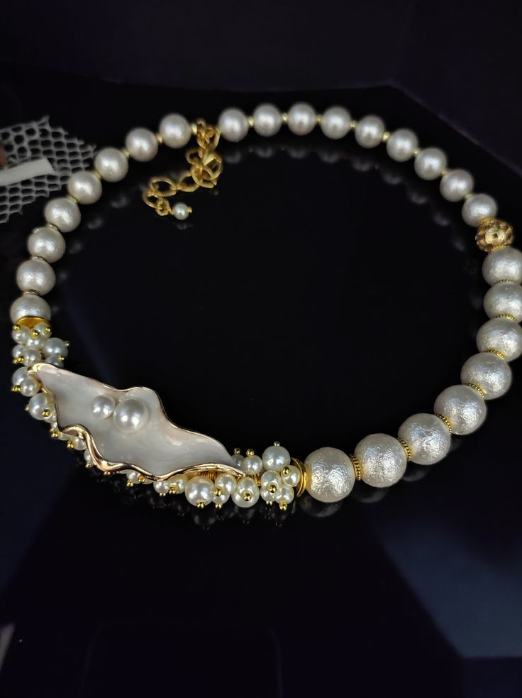 Beautiful choker necklace with white Majorca pearls. The necklace is in the classic 50s style and gives a touch of refined elegance to your look. The necklace is made with rough Majorca pearls, they are pearls with a glass heart and covered with shell substance, they have a perfect round shape and are very bright. The necklace has an adjustable lobster clasp with a 6cm extension. The necklace is asymmetrical thanks to the enamelled leaf component which gives a romantic and refined touch. The necklace is twisted, holds its shape perfectly but at the same time sits perfectly on the neck. This type of necklace is very versatile, suitable for every day but at the same time it is perfect for an evening dress for a special occasion. This pearl necklace cannot be missing from your jewelry collect Classic White Pearl Choker Necklace, Party Pearl Necklace With Pearl Pendant, Elegant White Pearl Charm Choker, Elegant White Choker With Pearl Charm, Pearl White Pearl Necklaces For Party, Pearl White Pearl Chain Necklace For Party, Pearl Party Necklace, Party Pearl White Necklace With Pearl Charm, Party Pearl White Necklace With Pearl Pendant