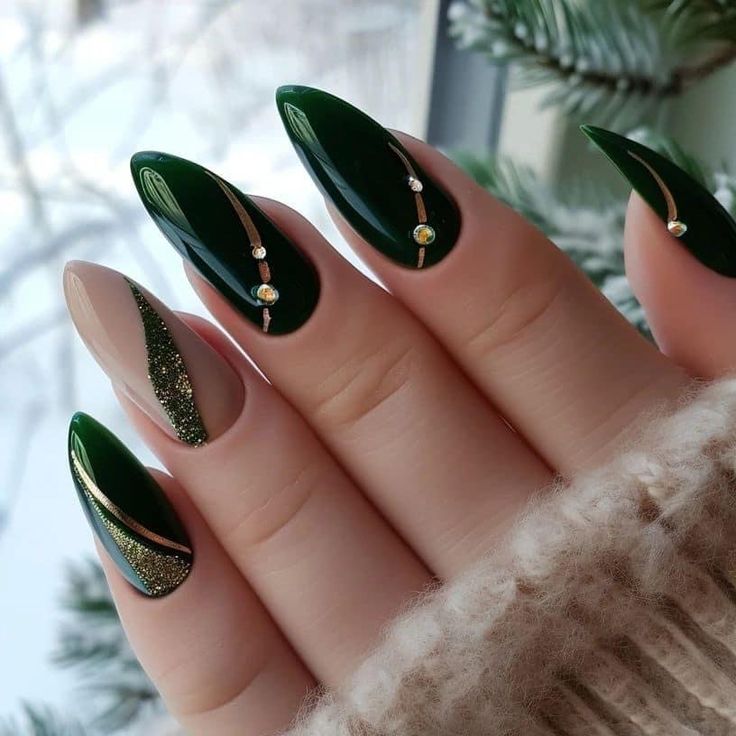 Emerald City Nails, Golden Green Nails, Bridesmaid Nails Green Dress, Dark Green Nails With Gems, Green And Gold Winter Nails, Nails Dark Green Design, Emerald Green Holiday Nails, Smaragd Green Nails, Green Nail Designs Coffin