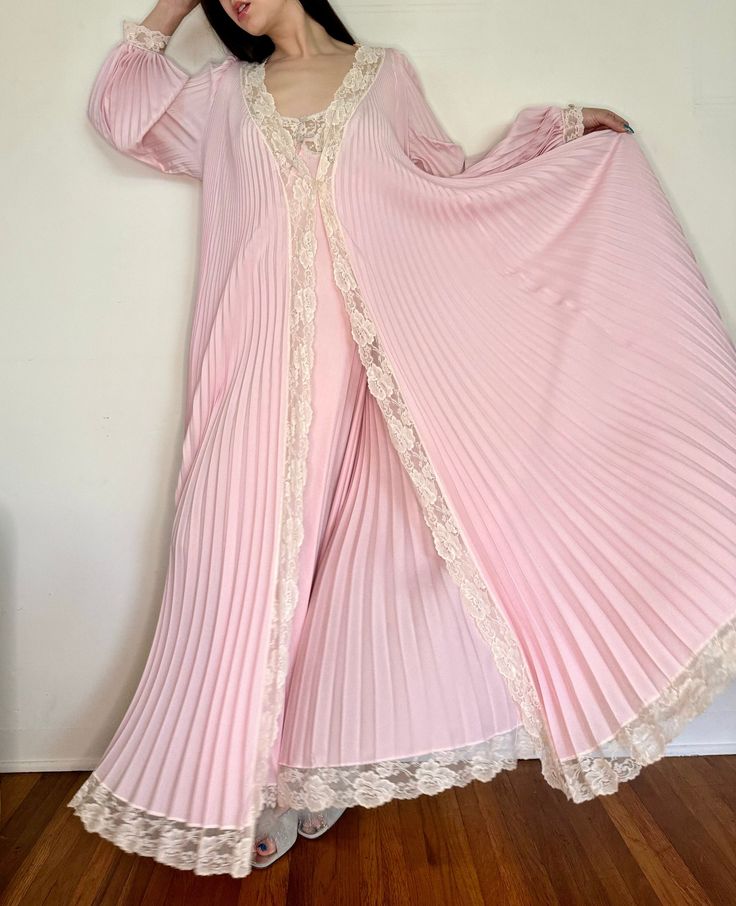 Vintage 60's LUCIE ANN Pink Pleated Robe with Lace Trim  Size: Tag says Petite: fits like a S-L Condition: Good Vintage Condition, Few light stains, one on lace cuff - see photos Babydoll Dress Nightwear 60s, Victorian Nightgown Romantic, Pink Night Gown, Vintage Nightwear, Vintage Lace Dresses, Fancy Robes, Pink Wardrobe, Vintage Pajamas, Old Fashion Dresses