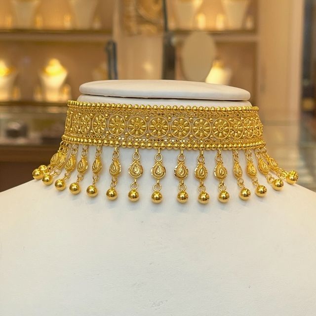 Gold Wedding Necklace Indian, Traditional Jewelry Indian Gold Jewellery, Chokar Set Handmade Gold, Gold Jwelery Designs, Gold Bridal Jewellery Indian, Bridal Gold Jewellery Indian, Punjabi Traditional Jewellery Gold, Bridal Gold Jewellery Set, Gold Traditional Necklace