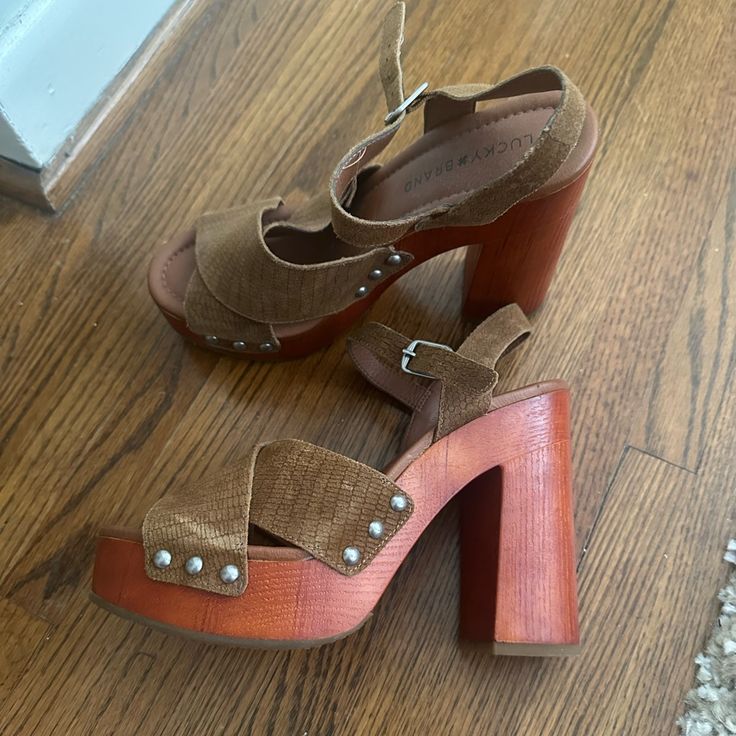 Never Worn Brown Ankle Strap Heels For Fall, Brown Platform High Heels, Trendy Brown Heels With Heel Strap, Trendy Brown Peep Toe Heels, Brown Platform Heels For Spring, Brown Round Toe Heels For Spring, Brown Closed Toe Heels For Spring, Brown Spring Heels With Round Toe, Trendy Brown Closed Toe Heels