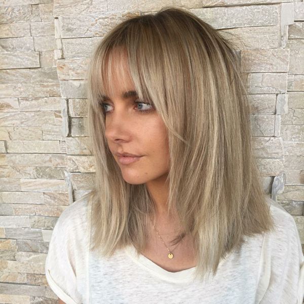 Langer Bob mit Pony für feines Haar Blonde Lob With Bangs, Medium Hairstyles For Women, Medium Blonde Hair, Blonde Bangs, Blonde Hair With Bangs, Ash Blonde Hair, Medium Hairstyles, Short Blonde Hair, Medium Hair Cuts