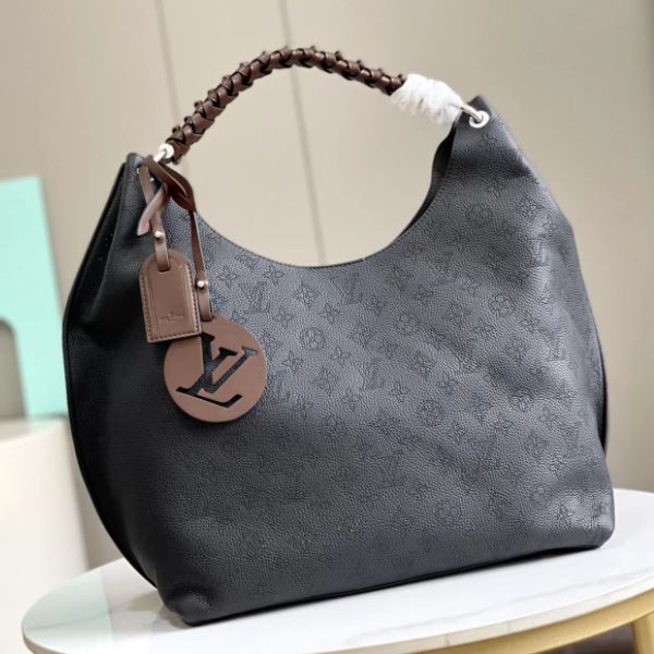 This bag is made of imported grain Taurillon calfskin. Its fashionable outline is very youthful. The whole leather punching woven wrist double tag ladies shoulder bag is especially beautiful on the shoulder. It is oversized Shiny palladium copper twist-lock closure adds an edgy edge. 

Dimensions: 35.0 x 40.0 x 17.0 cm Louis Vuitton Handbags Black, Louis Vuitton Yayoi Kusama, Black Louis Vuitton, Louis Vuitton Capucines, Large Cosmetic Bag, Lv Purse, Lv Shoes, Medium Handbags, Lv Belt