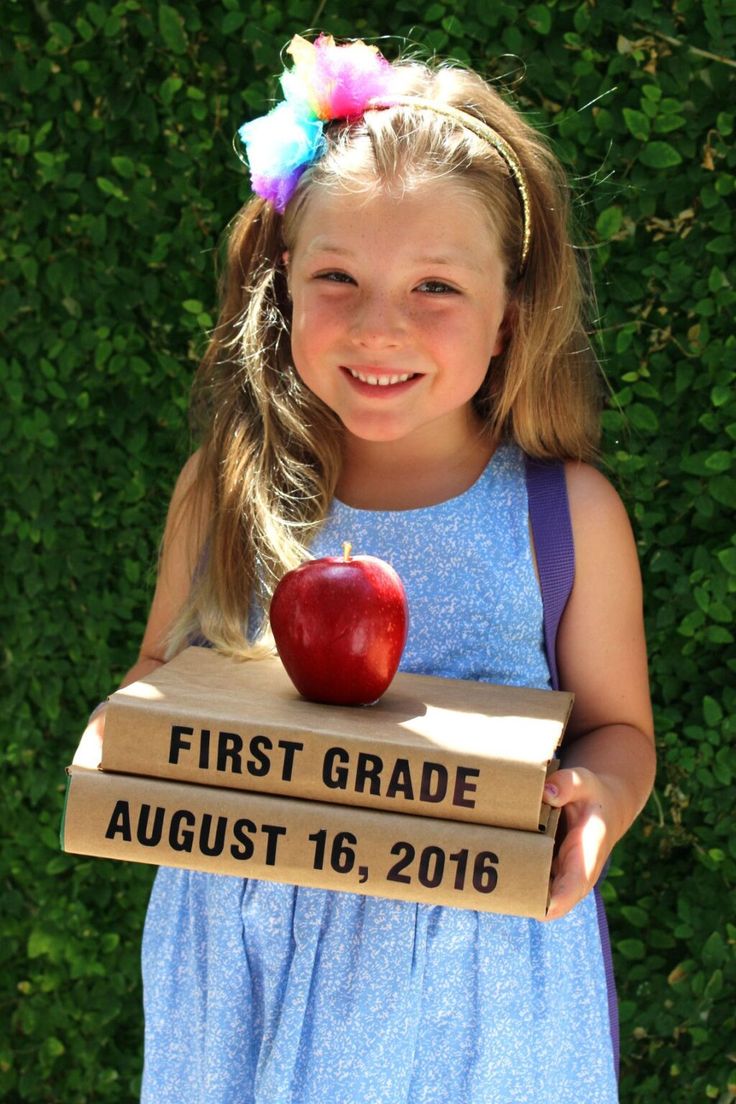 The first day of school is a milestone event, filled with excitement, Back To School Photo Ideas, School Photo Ideas, 1st Day Of School Pictures, School Chalkboard Art, School Photoshoot, Kindergarten Photos, First Day Of School Pictures, Preschool Pictures, Photo School