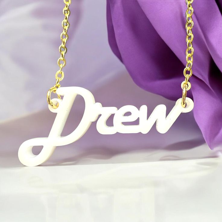 This Personalized Name Necklace features a custom cursive font, making it a perfect birthday gift for daughters or moms. The hypoallergenic 18K gold pendant hangs on an adjustable chain, ensuring a comfortable fit for anyone. This custom cursive font jewelry piece is not only a thoughtful present but also a stylish accessory that can be cherished for years to come. 🎁 𝐔𝐧𝐢𝐪𝐮𝐞 𝐚𝐧𝐝 𝐕𝐞𝐫𝐬𝐚𝐭𝐢𝐥𝐞 𝐏𝐞𝐫𝐬𝐨𝐧𝐚𝐥𝐢𝐳𝐞𝐝 𝐍𝐚𝐦𝐞 𝐍𝐞𝐜𝐤𝐥𝐚𝐜𝐞  * 14K and 18k Gold & Silver Plated Cur Customizable White Nameplate Necklace, Custom Name White Necklace For Birthday, White Nameplate Necklace With Names, White Name Necklace For Gift, Personalized White Nameplate Necklace, Customized White Name Necklace For Gift, Personalized White Name Jewelry, White Name Jewelry For Birthday, Personalized Adjustable White Name Necklace