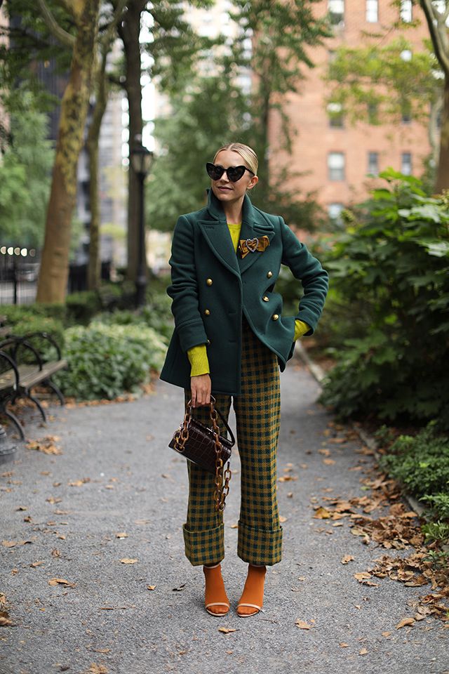 Colorful Work Wear, Fall Retro Outfits, Mid Century Outfits, Green Tweed Jacket Outfit, Blair Eadie, Street Style Fall Outfits, Vintage Autumn, Looks Street Style, Autumn Outfits