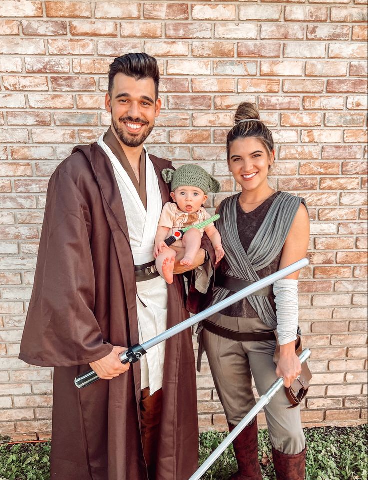 Starwars Family Halloween, Family Of 3 Star Wars Costume, Family Of 4 Star Wars Costumes, Family Halloween Costumes Harry Potter, Family Star Wars Costumes With Baby, Family Costumes Starwars, Family Costumes Star Wars, Family Halloween Costume Ideas For 3, Halloween Costumes Couple With Baby