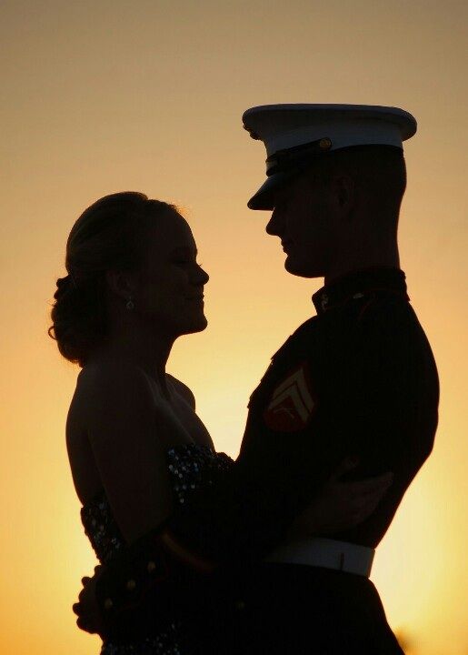 Love this photo Military Couple Pictures, Military Couple Photography, Military Engagement Photos, Army Wedding, Marine Wedding, Marines Girlfriend, Marine Love, Military Photography, Army Couple