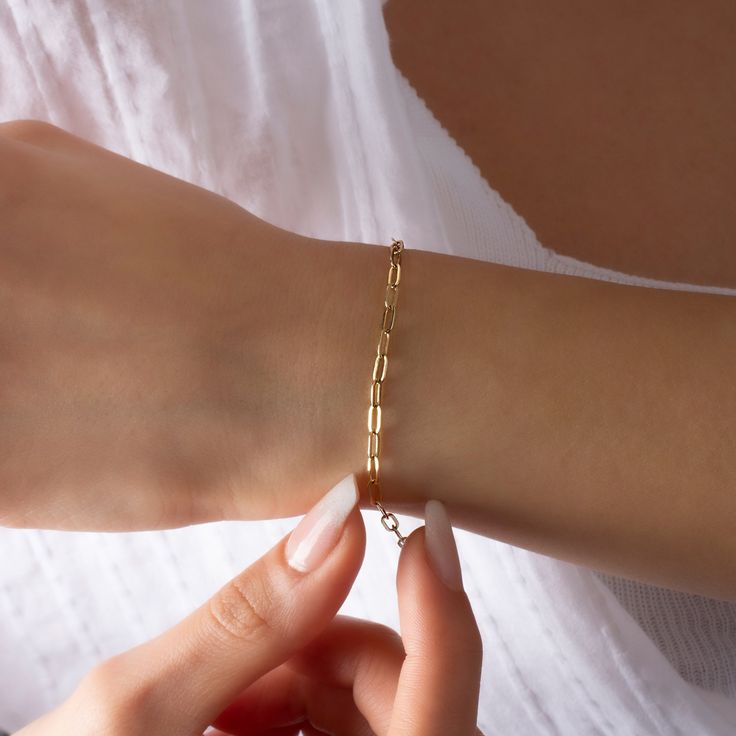 "14K Gold Paperclip Bracelet, Bold Link, Staple Chain, Rectangle Link, Elongated Link, Layering Chain, Mother's Day, Jewelry Gift Our product weighs 2.81 gr and the chain length is 17 cm. All of our products has the stamp \"585\" on them. (which states that this is real gold) Your products will be shipped with free shipping UPS express within 1-3 business days. Bracelet Size; o6 Inch: 15.20cm o6.5 Inch: 16.50cm o7 Inch: 17.80cm o7.5 Inch: 19.05cm o8 Inch: 20.30cm There may be +/- 0.15 change in Oval Link Paperclip Bracelet As Gift, Modern Paperclip Link Bracelet For Gift, Modern Link Paperclip Bracelet As Gift, Box Chain Bracelets With Rectangular Links, Gift Cable Chain Bracelet With Rectangular Links, Modern Chain Link Gold Bracelet Gift, Rectangular Cable Chain Bracelet Gift, Rectangular Link Cable Chain Bracelet As Gift, Dainty Gold Bracelet With Rectangular Links For Gift