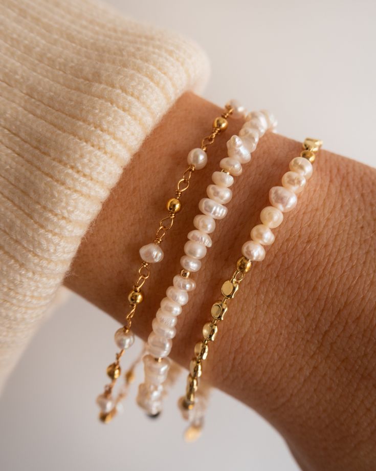 Coastal Beaded Bracelets, Pearl And Gold Bead Bracelet, Pearl Bracelets Ideas, Bracelet Beads Design, Pearl Bracelet Aesthetic, Diy Pearl Bracelet, Jewlery Aesthetic, Pearl Bracelet Stack, Bracelets Pearls