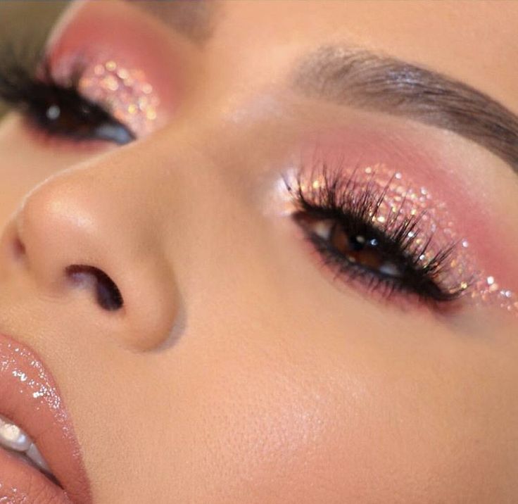 pink glitter winged cat eye. makeup @ ? - pls tag mua if you know him/her! Rosa Make-up, Pink Eye Makeup Looks, Quinceanera Makeup, Winged Cat, Eye Makeup Glitter, Make Up Designs, Everyday Eye Makeup, Bluish Green Eyes, Pink Eye Makeup