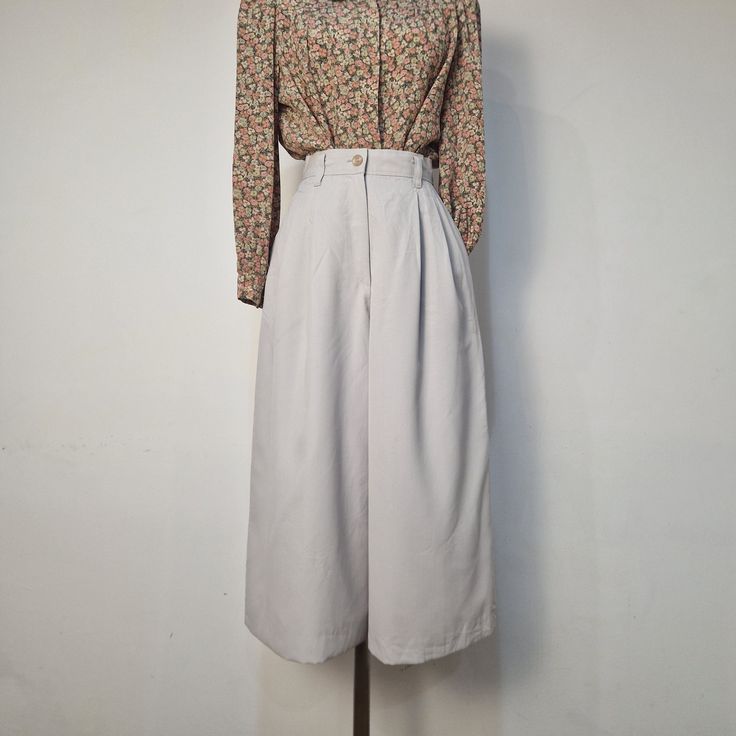 In perfect condition and with a beautiful ice off white fabric this divided skirt with pleat on front and  high Waist. Good for spring season, the fabric is pleasant not heavy but Lined. 1940s style but theuy came from 1980s good quality Culottes.  Measure Waist cm 64 Total lenght cm 82 Divided Skirt, Measure Waist, 1940s Style, Summer Capsule, Summer Capsule Wardrobe, 1940s Fashion, Skorts, Spring Season, White Fabric