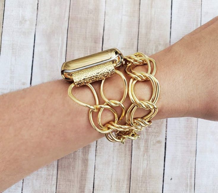 Super elegant and exquisite handmade chain link apple watch bracelet. Made to create a unique look to your favorite watch and make you feel special during all day and even night. The bracelet is made from gold plated brass chain links and decorated with gold plated details , chain extension and lobster claw clasp. This bracelet is designed to fit wrist sizes from 5.5" to 7.5" PLEASE, MEASURE YOUR WRIST BEFORE ORDERING THE BAND. HOW TO MEASURE: Using a fabric tape measure, encircle the part of yo Apple Watch Bracelet, Wrap Fashion, Handmade Watch Bands, Apple Watch Bracelets, Chunky Gold Chain, Apple Band, Apple Watch 1, Smart Jewelry, Double Wrap Bracelet