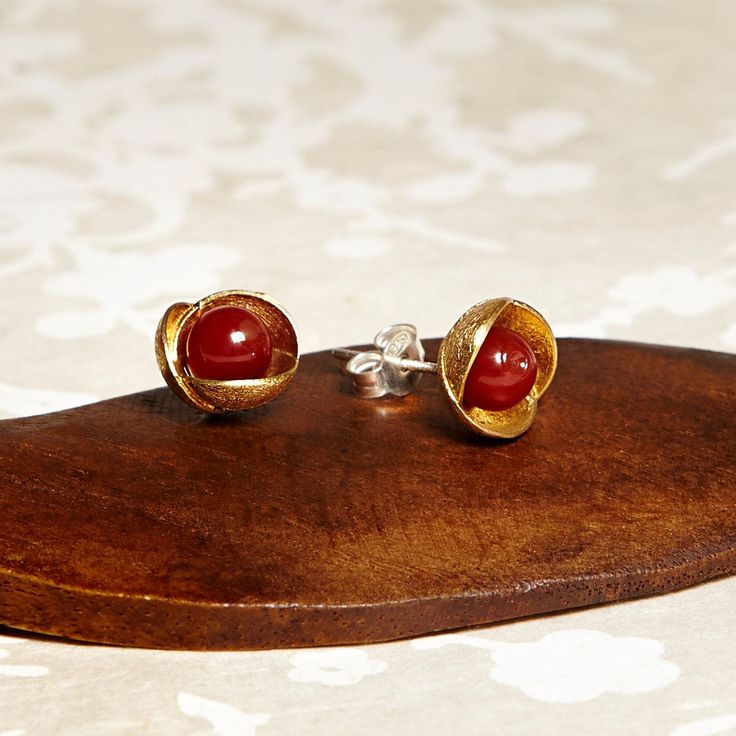 Small bronze stud earrings in the flower shape, decorated with jade, carnelian or freshwater pearl, to wear every day. CHECK OUR PROFILE IF WE HAVE ANY OFFER OR CODE AVAILABLE! https://www.etsy.com/es/shop/AtelierBcnJoiaShop ► We know that this year the world is a little crazy. The online sales have made the normal shipping services collapse, so from the team of Atelier BCN Joia we wanted to make the effort and propose that buying 2 pieces we make you a FREE and extra FAST shipping with a privat Gemstone Flower Drop Earrings For Gift, Flower Shaped Gemstone Earrings As Gift, Gemstone Flower-shaped Earrings For Gifts, Flower Shaped Gemstone Earrings For Gifts, Gemstone Earrings In Flower Shape For Gifts, Unique Birth Flower Earrings For Gift, Unique Birth Flower Earrings As Gift, Carnelian Drop Earrings For Gift, Carnelian Drop Earrings As Gift