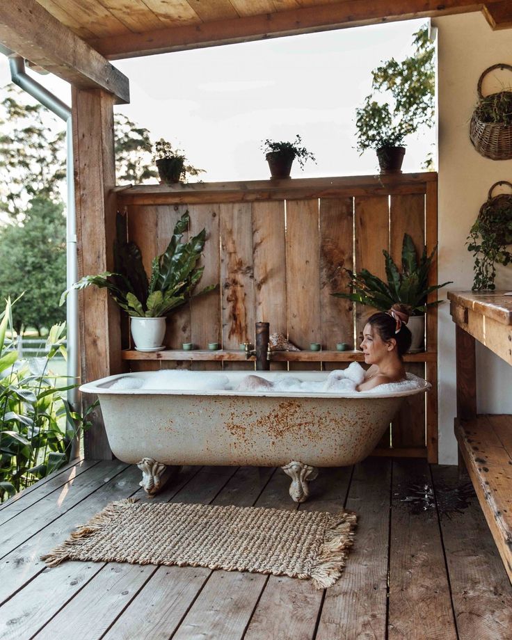 Outdoor Bathtub, Outdoor Bathroom Design, Outdoor Tub, Outdoor Baths, Outdoor Bath, Cottage Kitchens, Outdoor Bathrooms, Hus Inspiration, The Design Files