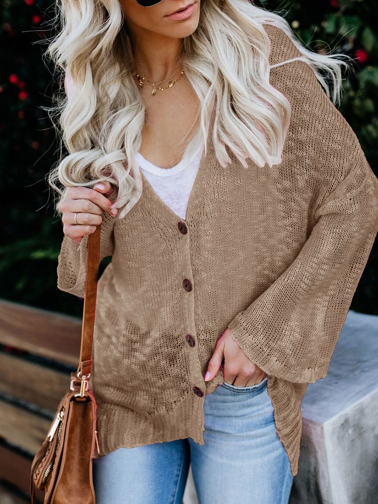 Améliorez votre style avec notre cardigan Radiant Boho Breeze – un mélange parfait de confort et de chic. Ce chef-d'œuvre en tricot ample et léger n'est pas seulement un pull ; c'est une déclaration de mode. Le col en V et le design boutonné ajoutent une touche de sophistication, tandis que les hauts Henley transparents insufflent une touche d'allure.

 Que vous vous promeniez dans les feuilles d'automne ou que vous profitiez d'une soirée agréable à l'intérieur, ce cardigan sera votre compagn Fall V-neck Cardigan With Buttons, Casual Solid Color V-neck Sweater For Fall, Trendy V-neck Relaxed Fit Cardigan, Solid V-neck Cardigan For Day Out, Relaxed Fit V-neck Knit Cardigan, Knit V-neck Sweater With Buttons For Fall, Trendy Relaxed Fit Cardigan With Buttons, V-neck Cardigan With Buttons For Day Out, Trendy Everyday V-neck Sweater For Fall