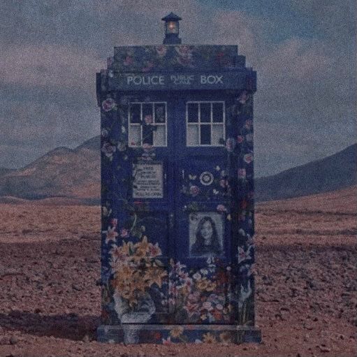 Photo of the Tardis. Dr Who Laptop Wallpaper, Doctor Who Quotes Aesthetic, Doctor Who Widgets, 13th Doctor Aesthetic, Martha Jones Aesthetic, Doctor Who Aesthetic Wallpaper, Doctor Who Profile Pic, Dr Who Pfp, The Doctor Aesthetic