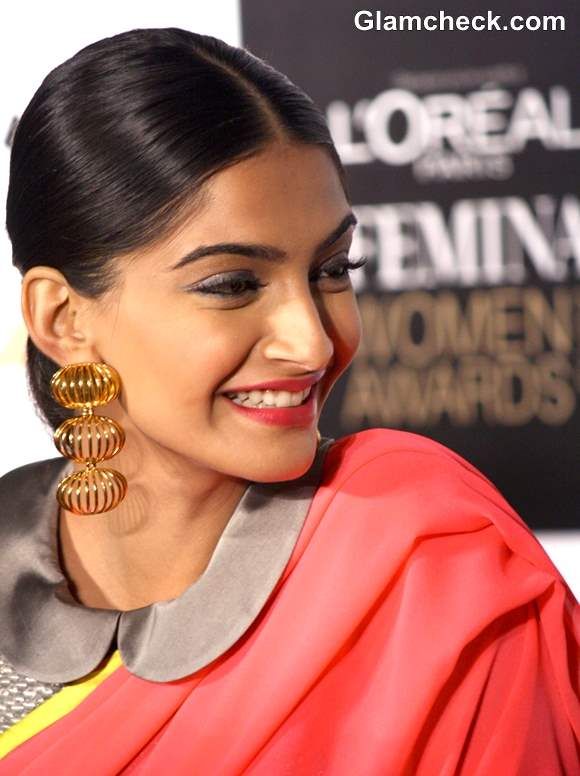 Sonam Kapoor wears Masaba Gupta Sari with Peter Pan collar Blouse Collar Blouse Designs, Satya Paul Sarees, Western Blouses, Sonam Kapoor Fashion, Pan Collar Blouse, Satya Paul, Western Blouse, Peter Pan Collar Blouse, Modern Saree