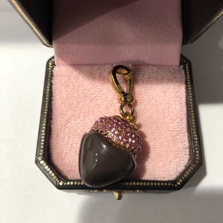 Rare, Bnwt, And Authentic Juicy Couture Chocolate Covered Strawberry Charm. No Longer Sold In Stores. Gorgeous Crystal Detailing That Sparkles When Light Hits It. Kept Brand New And Unused In Box. Comes With Box. Dessert Accessories, Juicy Charms, Gold Diamond Heart Necklace, Juicy Couture Necklace, Covered Strawberry, Juicy Couture Bracelet, Hello Kitty Jewelry, Chocolate Covered Strawberry, Fairy Wallpaper