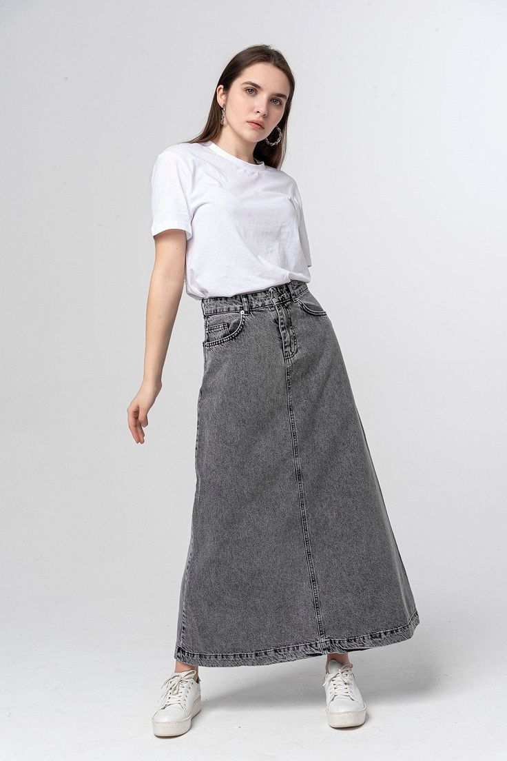 ◆ EXPRESS shipping worldwide - wear your beautiful piece within a few days! ◆ CAN BE CUSTOMIZED FOR LENGTH. PLEASE INCLUDE A NOTE WITH YOUR ORDER FOR THE CUSTOM LENGTH YOU WANT. ◆ Perfect denim skirt for anytime of the year, any occasion. ◆ Gray ◆ Soft denim fabric ◆ Has pockets in the front and back ◆ Low waist ◆ Bell shape SIZING The item comes in US Women's sizes 4-6-8-10-12. Our model is 5' 9'' (175 cm) and is wearing size 4. The skirt length to the hem is 3' 1'' (95 cm). FABRICS & CARE Grey Maxi Skirt Outfit, Grey Denim Skirt, Gray Skirt Outfit, Denim Skirt Outfit Summer, Long Grey Skirt, Jeans Long Skirt, Rok Denim, Jean Skirt Outfits, Modest Skirt