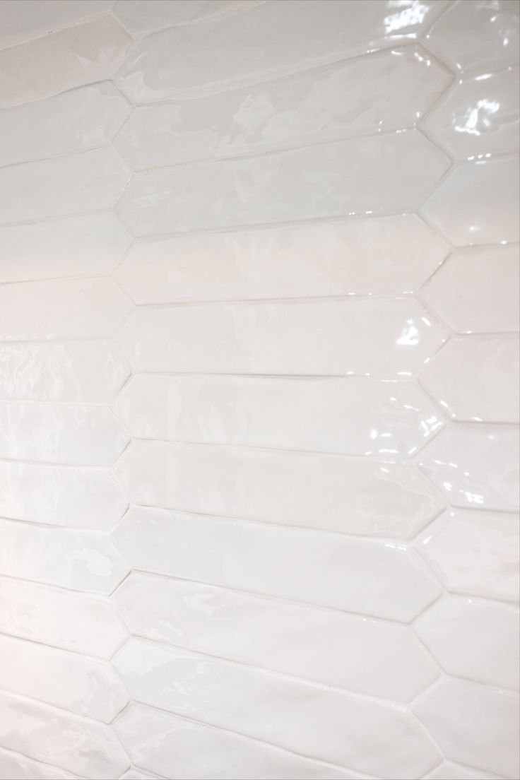 white picket tile backsplash laid horizontally Picket Tile Backsplash, Picket Tile, Kitchen Facelift, Backsplash Design, Kitchen Renovation Inspiration, Palm Springs House, White Kitchen Backsplash, White Tile Backsplash, Classic White Kitchen