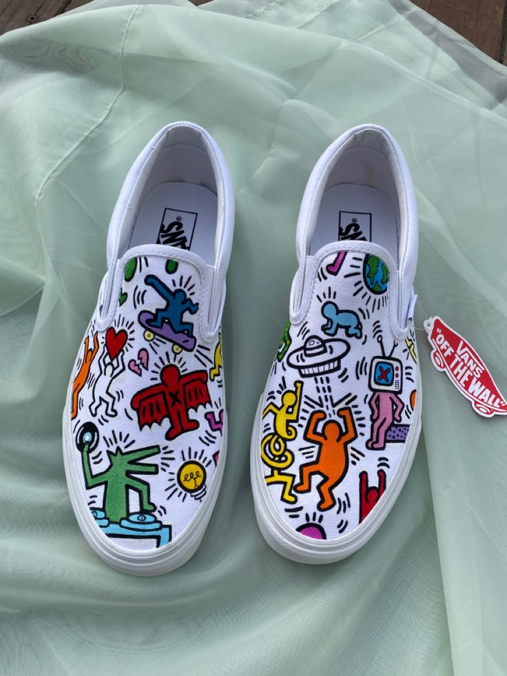 custom hand painted keith haring vans made by PassionTracks Paint Sneakers Diy, Shoes Custom Ideas, White Shoes Painting Ideas, Painting On Shoes Ideas, Custom Shoes Posca, Draw On Shoes, White Vans Custom Ideas, Shoes Painting Ideas, Keith Haring Shoes