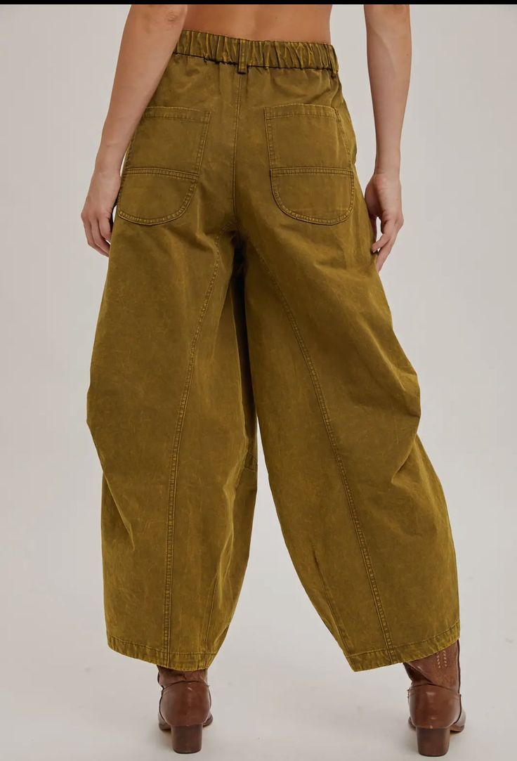 Billowy silhouette chino pants feature a loose, wide-leg design that provides a relaxed and airy fit, perfect for effortless style and comfort. These pants offer a modern take on classic chinos with their flowy structure, making them versatile for both casual and chic outfits. The lightweight fabric and billowy cut make them ideal for a laid-back yet polished look. High Heel Wedges Platform, Barrel Jeans, Christmas Light Ornament, Romper And Jacket, High Heel Wedges, Baggy Pants, Baggy Pant, Chino Pants, Wide Pants