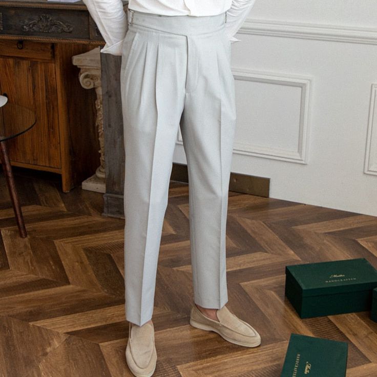 Unsere High Waist Business Trousers sind eine sartoriale Hommage an die zeitlose Eleganz des Old Money Stils. Speziell für den anspruchsvollen Mann geschneidert, verkörpert diese Hose einen Hauch von raffiniertem Charme und stattlicher Raffinesse.
Die Hose wurde sorgfältig aus hochwertigem Polyester gefertigt, einem Stoff, der sich durch seine Strapazierfähigkeit und Leichtigkeit auszeichnet. Das bequeme und dennoch elastische Material sorgt dafür, dass die Hose ihren maßgeschneiderten Look den Elegant Ankle-length Pants For Office Wear, Formal White Dress Pants With Pressed Crease, White Formal Dress Pants With Pressed Crease, Elegant Office Wear Pants, Elegant White Dress Pants For Formal Occasions, Formal White Tailored Dress Pants, White Tailored Dress Pants For Formal Occasions, Tailored White Dress Pants For Formal Occasions, Elegant Office Dress Pants With Tapered Leg