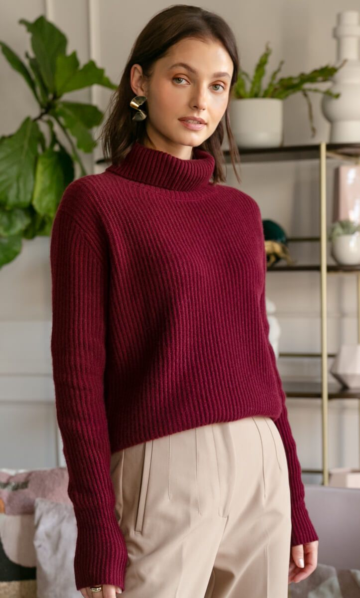 FREE US SHIPPING, FREE RETURNS Cozy up in this perfectly oversized, chunky cashmere turtleneck that'll keep you toasty and chic on even the chilliest days. With elegant ribbed knit and incredibly fluffy texture, you'll want to reach for it again and again. Turtleneck with chunky English-rib knit. Soft and plushy with perfectly luxurious thickness. Cuff can be folded for a shorter sleeve length. FIT: Oversized cozy silhouette. 100% LUXURY CASHMERE Warm Winter Dresses, Winter Dress Outfits, Winter Outfit Inspiration, Outfit Inspiration Fall, Cashmere Turtleneck, Burgundy Sweater, Winter Hairstyles, Casual Winter Outfits, Cashmere Cardigan