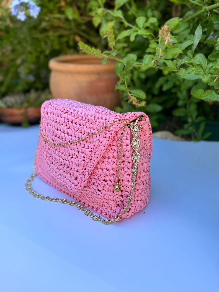 Raffia crochet pink bag with pink lining  Model "Chlo" Dimension Length 27 cm Height 18 cm Pink Chic Straw Shoulder Bag, Chic Pink Straw Shoulder Bag, Chic Pink Crochet Shoulder Bag, Chic Pink Straw Bag For Daily Use, Pink Straw Shoulder Bag With Braided Handles, Handmade Pink Crochet Bag For Beach, Handmade Pink Crochet Bag For Summer, Pink Handmade Crochet Bag For Summer, Chic Pink Crochet Bag For Daily Use