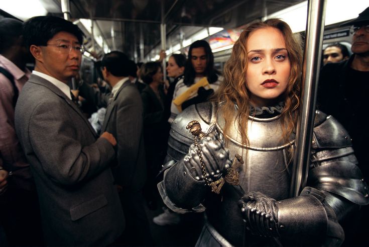 Fiona Apple on the subway in a full suit of armor - Album on Imgur Joe Mcnally, Terrence Loves You, Fiona Apple, Jeanne D'arc, Female Armor, Joan Of Arc, Nyc Subway, Suit Of Armor, Ex Machina