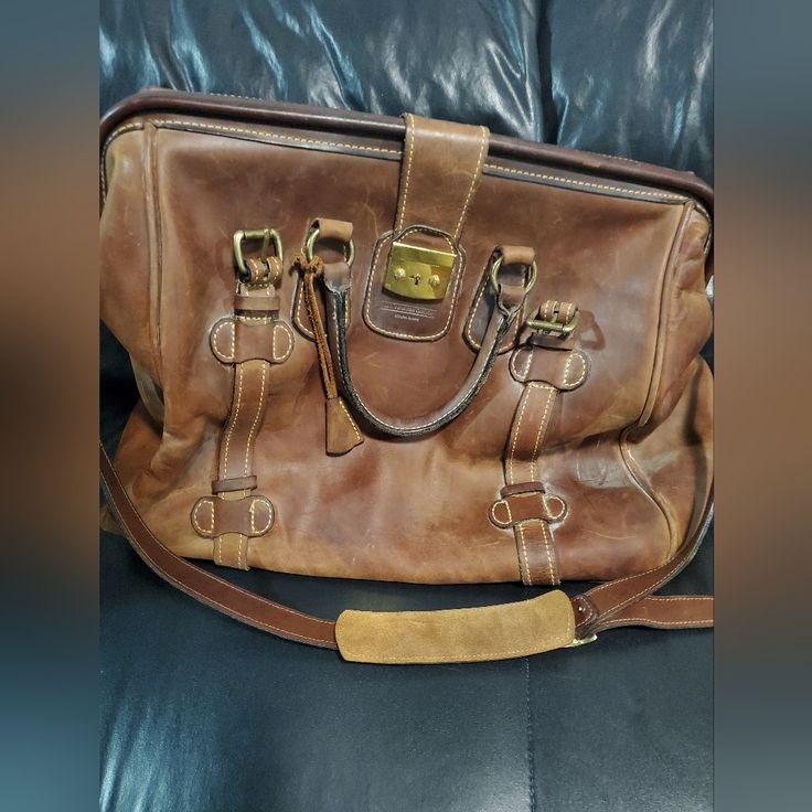 Super Rare Preowned J Peterman Company Travel Bag Vintage Iconic J Peterman Lexington Kentucky Gladstone Chestnut Quality Leather Cargo Duffle Messenger Travel Overnight Weathered Weekend Bag. Measures Approx. 13” X 19.” Exterior Has Some Minor Spots, Darkening And Imperfections With Age That Give It Character! Fabric Interior With No Rips Or Tears. Lifestyle Suitability. Incredible Superior Quality Heavy Durable Leather! Beautiful Stitching! Cleaned And Beeswax Applied. Brass Hardware. Sold As Character Fabric, J Peterman, Lexington Kentucky, Leather Travel Bag, Weekend Bag, Leather Travel, Bag Vintage, Brass Hardware, Weekender Bag