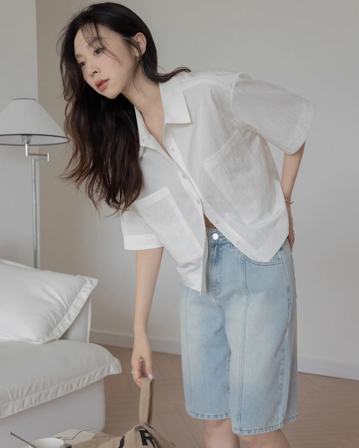 A short sleeve short shirt that is great for spring and summer.

The compact size makes your upper body look delicate, giving it a feminine feel.

A convenient item that can be worn alone or as an outer layer.
◾️Model
Height/Weight：168cm(66.1in)/50kg(110.2lb)
Fitting Size：L



Size (cm)
Length
Chest
Shoulder
Sleeve Length


S
53
110
49
24.5


M
55
114
50
25.5


L
57
118
51
26.5 Trendy White Blouse With Pockets, Cotton V-neck Short Sleeve Shirt For Summer, Summer Cotton V-neck Short Sleeve Shirt, Trendy Summer Blouse With Half Sleeves, Casual Collared Summer Blouse, Casual Collared Blouse For Summer, Casual Summer Collared Blouse, Summer Cotton Blouse, Half Sleeve, White Half Sleeve Shirt For Summer