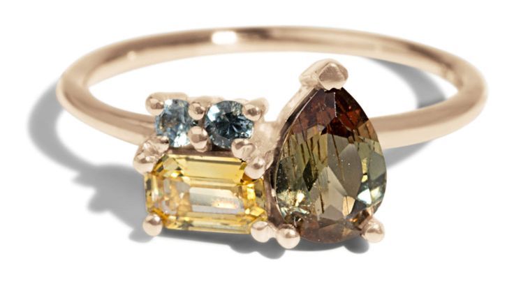 two different colored stones on a gold ring