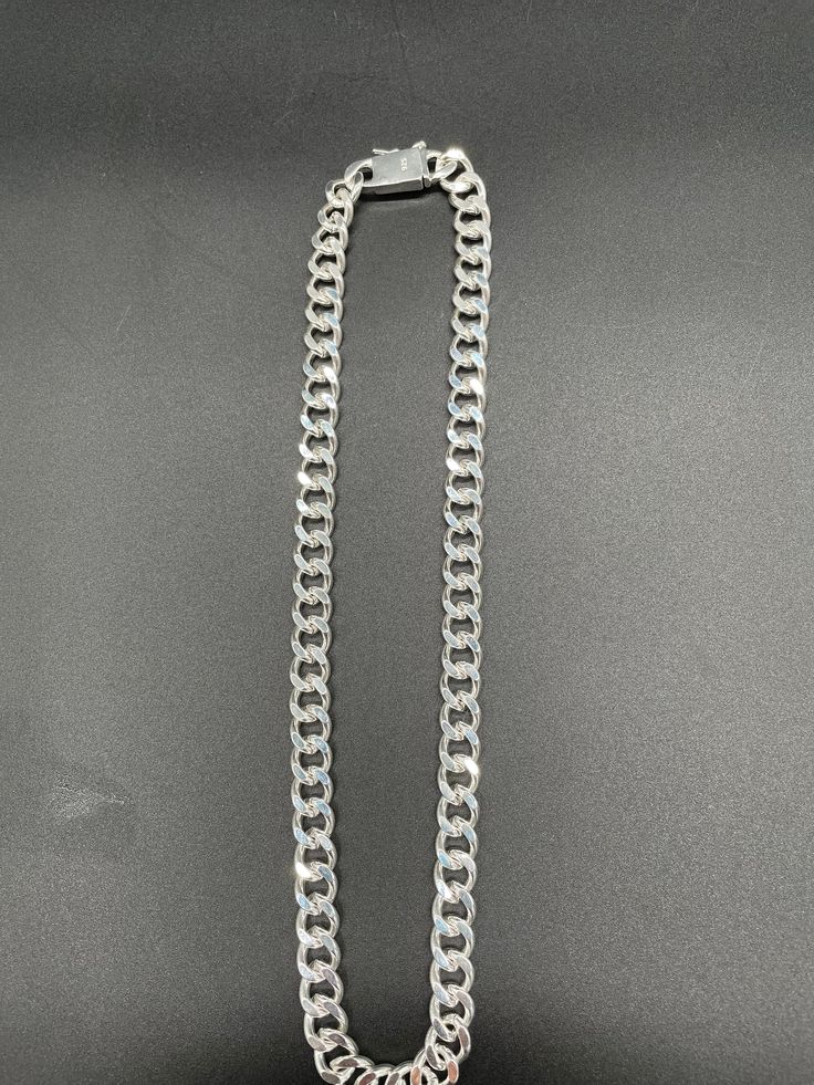 Very beautiful silver neck chain, high-quality handmade, high 925 sterling silver, excellent gift, new. Length 50.5cm Width 1cm Weight 74 grams 925 sample Silver Link Necklace Stamped 925, Stamped 925 Silver Link Necklace, Silver Link Necklace With 925 Stamp, Formal Silver Necklace With Curb Chain, Classic Link Necklace In Sterling Silver, Silver Hallmarked Oval Link Chain Necklace, Classic Necklace With Stamped 925 Link, Silver Oval Link Chain Necklace Hallmarked, White Gold Link Necklace Stamped 925