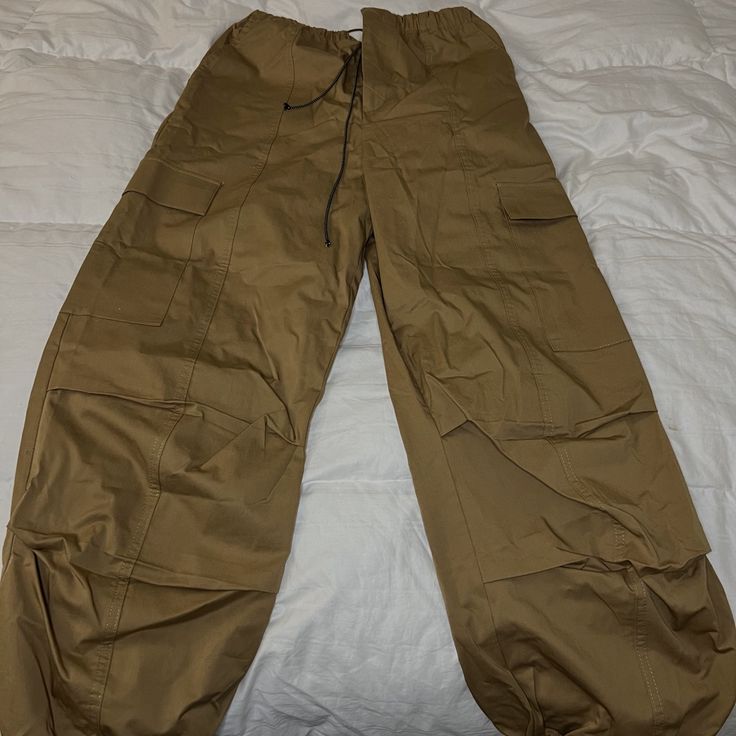 Never Worn. Fitted Khaki Parachute Pants With Side Pockets, Zara Tapered Leg Bottoms With Pockets, Zara Tapered Leg Pants With Pockets, Zara Tapered Leg Pants With Side Pockets, Fitted Khaki Utility Parachute Pants, Zara Tapered Leg Cargo Pants With Pockets, Fitted High-waisted Utility Parachute Pants, Zara Utility Wide Leg Bottoms, Zara Wide Leg Utility Bottoms