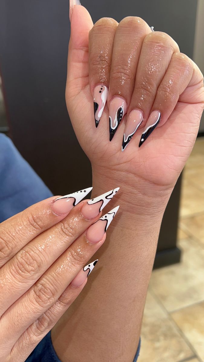 Stilletos Nails Short, Cute Short Stilleto Nails Designs, French Tip On Stiletto Nails, Two Color Nails On Each Hand, Stiletto Nails Black Women, Short Stiletto Acrylic Nails, Stiletto Nails Designs Short, Short Stiletto Nails Designs, Cute Stiletto Nails Designs