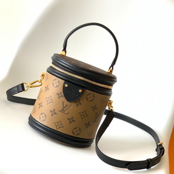 VANITY handbag draws on the long-established LV Cannes vanity case shape. Nicolas Ghesquière, artistic director of women's clothing, uses this semi-rigid handbag to reproduce the classic charm of the past. The small size Monogram and Monogram Reverse coated canvas mixed fabric is full of Louis Vuitton The appearance design of Deng's traditional features is very elegant. It is equipped with a top handle and a detachable leather shoulder strap to provide a variety of carrying methods.

Size 15x1 Louis Vuitton Yayoi Kusama, Louis Vuitton Capucines, Large Cosmetic Bag, Lv Purse, Lv Shoes, Medium Handbags, Vanity Case, Louis Vuitton Pochette, Lv Handbags