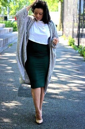 11 Amazing Fashion Tips for Plus-Size Women | Creative Fashion Plus-koon Muoti, Midi Rock Outfit, Pencil Skirt Outfits Casual, Skirt Outfit Casual, Green Pencil Skirt, Fashion Outfits Plus Size, Green Pencil, Skirt Diy, Pencil Skirt Outfits