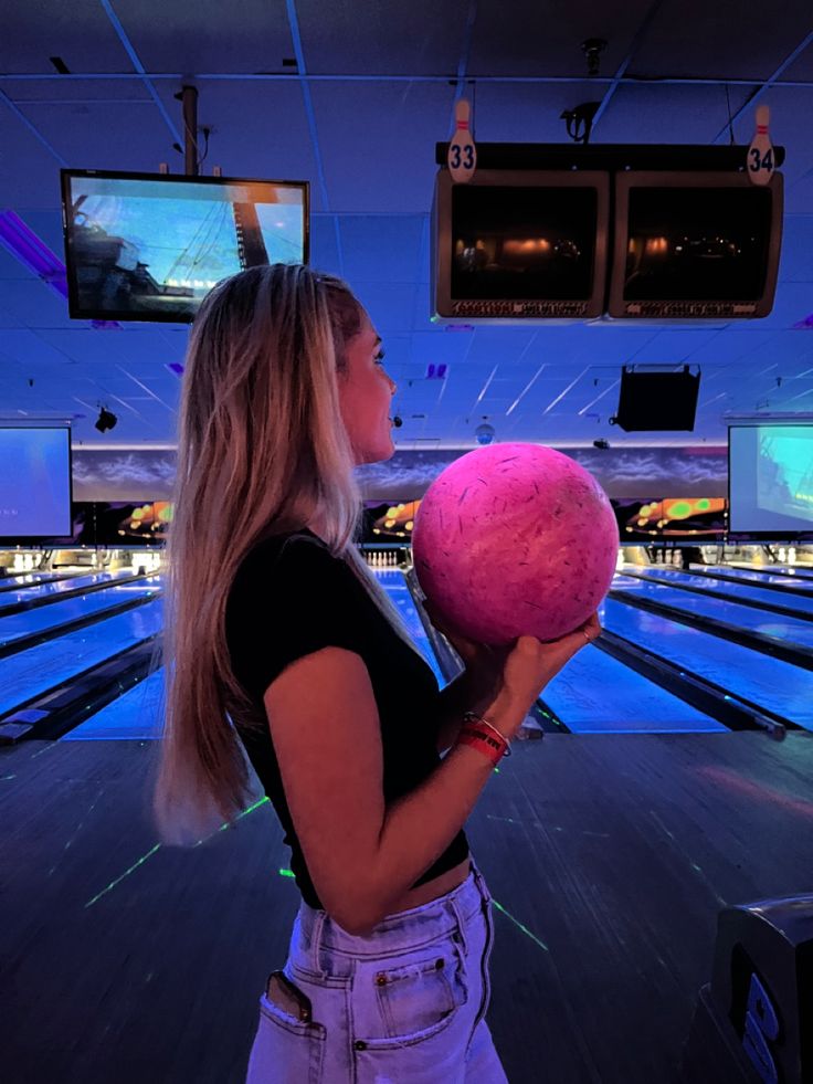 Bowling putting pink bowling ball blue neon lights high waisted jeans black t shirt white plastic headband Bowling Party Aesthetic, Bowling Selfie, Boliche Aesthetic, Bowling Poses, Bowling Aesthetic Pictures, Bowling Photoshoot, Bowling Pics, Bowling Photos, Bowling Aesthetic