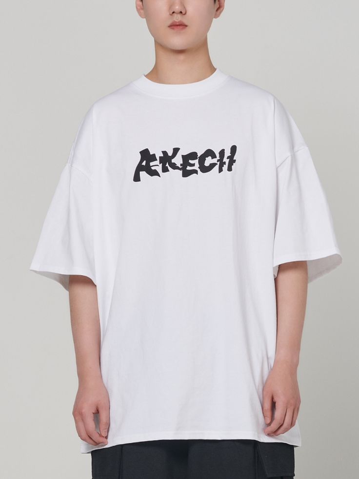 Editor's notesOverfit Embo Half T-shirt by AKECII is made of 100% cotton and features a relaxed fit and a drop shoulder pattern, allowing for comfortable wear and an oversized look. The logo is printed on the front using an embossed foam printing technique, creating a raised effect.- Logo printed on the front- Over fit- Ribbed neckline- Drop shoulder- Unisex available- Versatile itemMeasurements(in.)M / L- Length: 31.10 in. / 31.89 in.- Shoulder: 23.23 in. / 25.59 in.- Chest: 24.02 in. / 25.98 i White Drop Shoulder T-shirt With Graphic Print, White Cotton T-shirt With Logo Print, White Print Relaxed Fit T-shirt With Logo, Oversized Cotton T-shirt With Logo, Boxy Fit Cotton T-shirt With Letter Print, White Boxy Fit T-shirt With Graphic Print, Cotton Boxy Fit T-shirt With Letter Print, Boxy Fit Cotton T-shirt With Screen Print, White Boxy Fit T-shirt With Logo Print