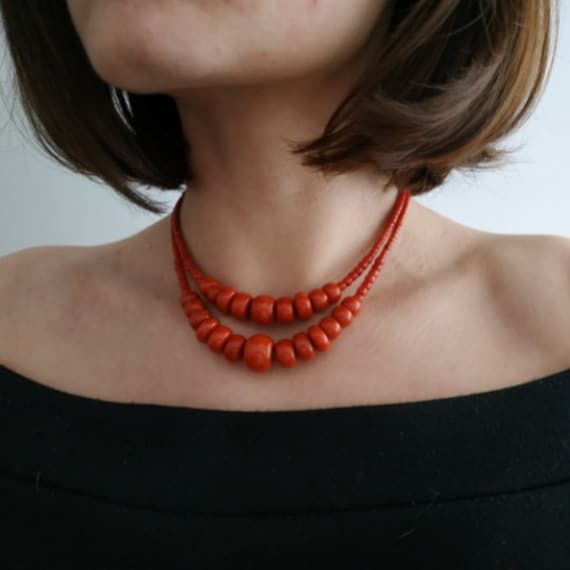 < Orange coral necklace > This product made according to the model of authentic traditional Ukrainian jewelry. The coral is modern, the design is vintage. Like 99% of the coral on the market these days, this coral has been dyed. I use bamboo coral which is not endangered or threatened in any way, unlike natural pink or red coral (the production of which is forbidden almost everywhere in the world). Bamboo coral doesn't mean it's not organic. Every bead of it has a distinctive and beautiful Antique Necklace Victorian, Coral Jewelry Vintage, Red Coral Jewellery, Coral Jewelry Set, Jewelry Necklace Simple, Vintage Style Necklace, Red Coral Necklace, Coral Beads Necklace, Bamboo Coral